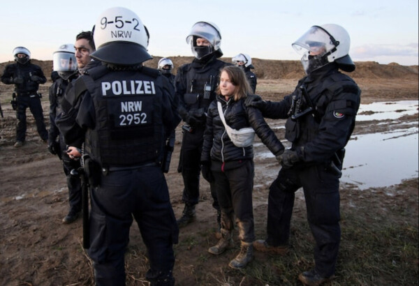 Police officers detain climate activist Greta Thunberg on the day of a protest against the expansion of the Garzweiler open-cast lignite mine of Germany's utility RWE to Luetzerath, in Germany, January 17, 2023 that has highlighted tensions over Germany's climate policy during an energy crisis. REUTERS/Wolfgang Rattay