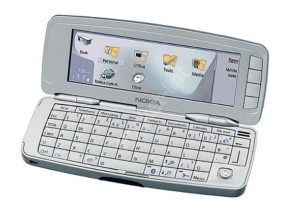 Ein aufklappbares Smartphone von Nokia, mit einem Symbian OS.
Oben Bildschirm, darunter eine kompakte/integrierte Tastatur und all das in silber