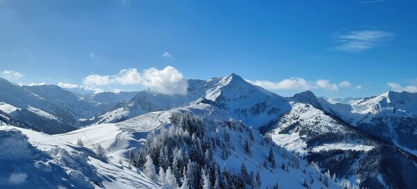 Verschneiter Berggipfel.