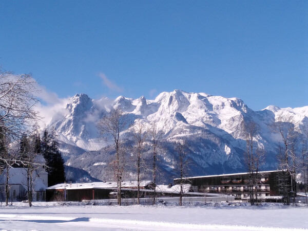 Der Hochkönig, ein markanter Gebirgszug. Verschneit. Blauer Himmel.