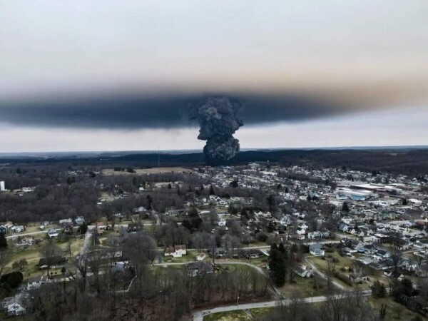 Vapour cloud above East Palestine, Ohio USA. The cloud is due to a forced burning of vinyl chloride spilt from derailed railway carriages. This apocalyptic scene is the product of corporate gréed over safety.