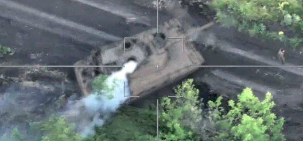 Fake: 2023 photo of a Leopard tank burning on a dirt road. In reality, the Leopard figure was copied onto an older photo of a damaged T72.