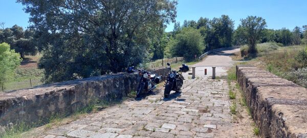 Duas motos na ponte romana.