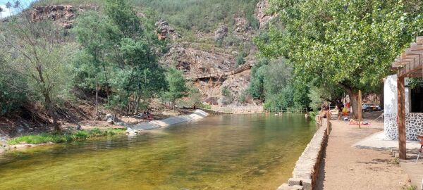 Represa na ribeira que forma uma praia fluvial.