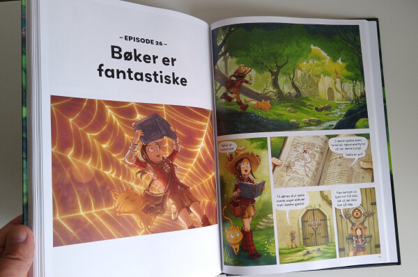 A photo inside the book, at a chapter: "Episode 26 Bøker er fantastiske", with a Pepper&Carrot comic page in Norwegian Nynorsk.