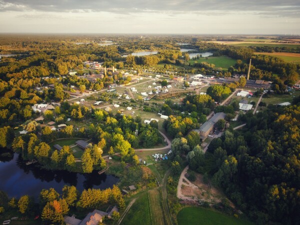 Ein Luftbild von den Resten des Camps. Man sieht nur noch vereinzelt Zelte.