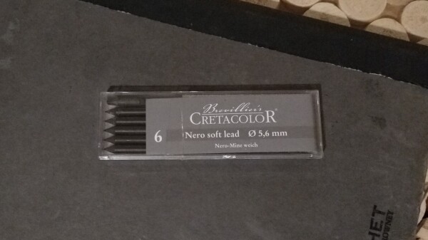 A box of Cretacolor nero soft lead.