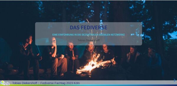 Im Hintergrund sitzt eine Gruppe von Menschen in der Dämmerung am Lagerfeuer im Wald. Im Vordergrund der Titel des Vortrags "Das Fediverse eine Einführung in die dezentralen Sozialen Netzwerke"