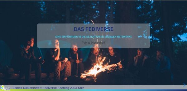 Im Hintergrund sitzt eine Gruppe von Menschen in der Dämmerung am Lagerfeuer im Wald. Im Vordergrund der Titel des Vortrags "Das Fediverse eine Einführung in die dezentralen Sozialen Netzwerke"