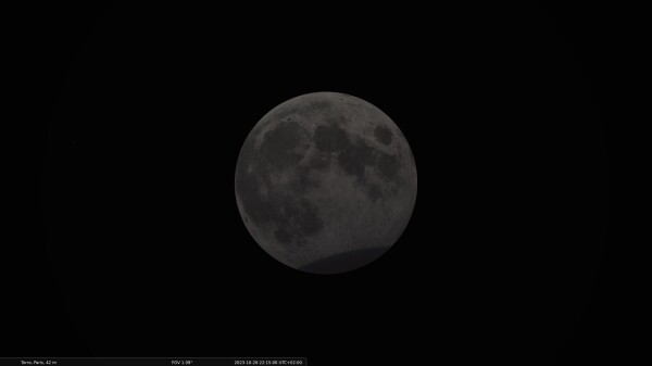 Image Stellarium montrant une pleine lune en grand format. Le bord bas et un peu à droite, correspondant au pôle sud lunaire, est assombri par l'ombre de la Terre. Le reste de la Lune est légèrement moins lumineuse que d'habitude en raison de la pénombre.