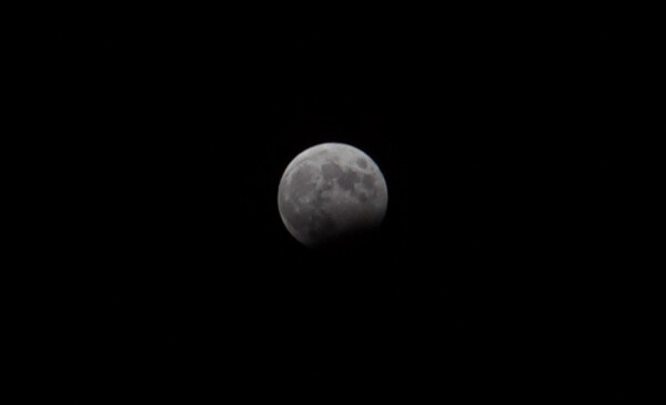 La lune durant l'eclipse partiel