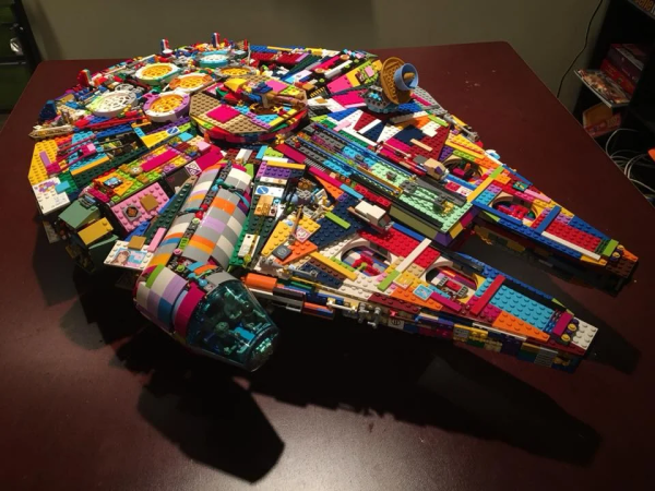 Millenium Falcon en lego, avec des pièces de toutes les couleurs.