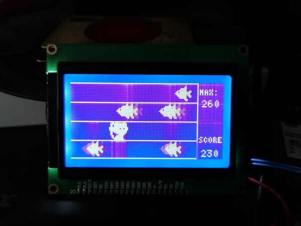 lcd screen manages by an arduino. it displays a game with a cat and several fishes.