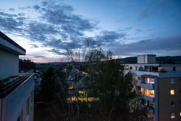 Sicht auf das Nachbarhaus mit bewölktem Himmel