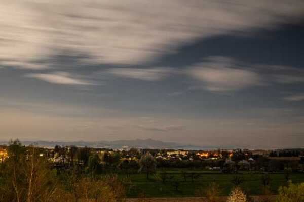 Sicht auf die Schweizer Berge und die Siedlung Kluftern bei Vollmondbeleuchtung