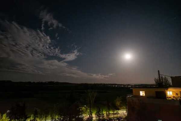 Landschaft mit Mond