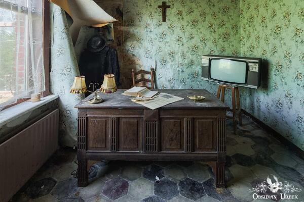 study room with desk