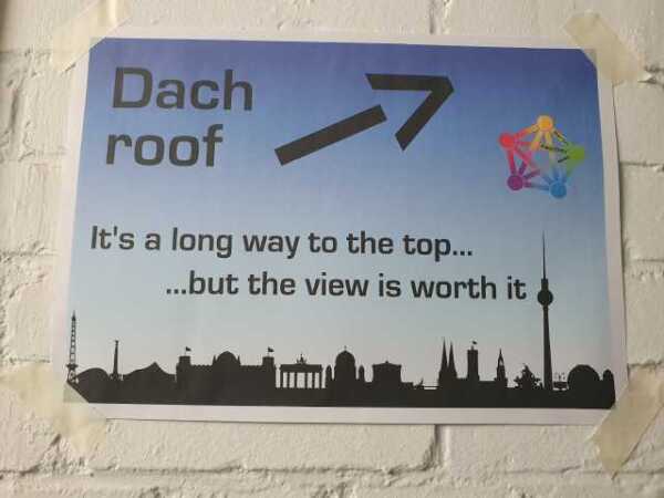 Hinweisschild beim Fediday auf der c-base: der weg zum Dach ist lang, aber der Aufstieg lohnt sich.