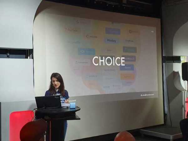 Photo of Elena presenting at Berlin Fediday 