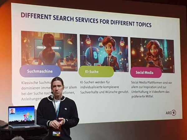 Foto eines Vortragenden vor seiner Präsentation zum Thema wie KI die Suchgewohnheiten verändert