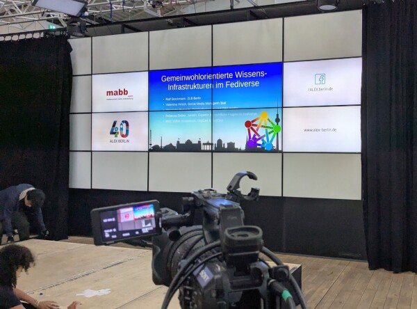 Die im Aufbau begriffene Stage bei Alex TV