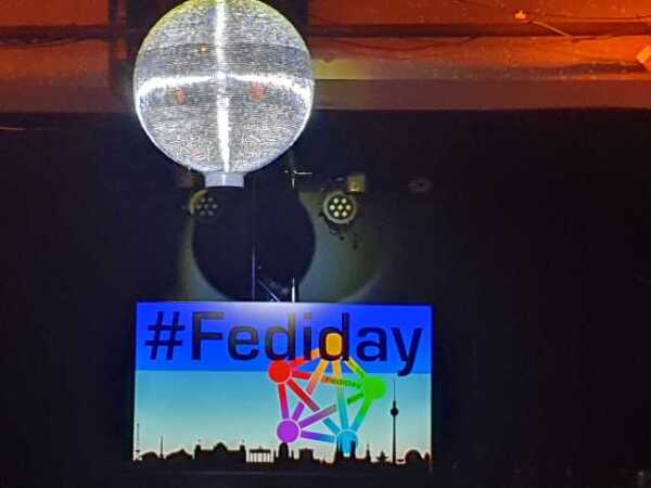 Eine Diskokugel strahlt über dem Tag Fediday