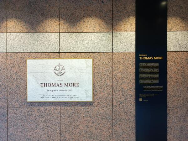 Conmemorative plaque at the Court of Justice for Thomas More. You can see the plaque and the explanation besides it
