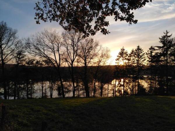 Ein Sonnenuntergang über einem See.