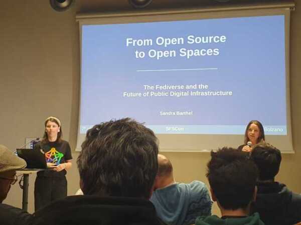 Sandra presenting her talk in a seminar room.