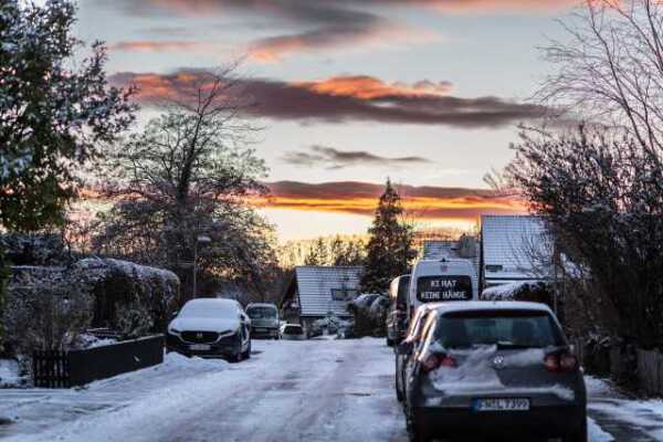 LKW mit Slogan. Bunter Himmel
