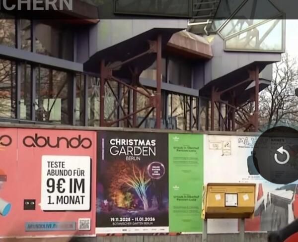 Vor dem SEZ (Sport- und Erholungszentrum) Absperrwand, getarnt als Werbewand, davor ein öffentlicher Briefkasten.

Dieses Gebäude ist ein Sinnbild, wie mit den DDR Menschen heute umgegangen wird: ausgrenzen und entsorgen.