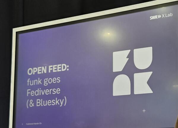 Auf einem Chart bei der re:publica 2026 zum Thema Fediverse steht: "Open Feed: funk goes Fediverse (&Bluesky)"