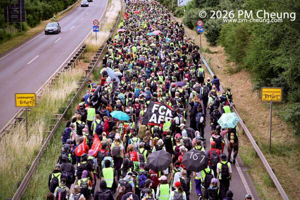Die Teilnehmer*innen der Autobahn-Blockade in Erfurt-Gispersleben ziehen als Demonstrationszug in die Innenstadt.