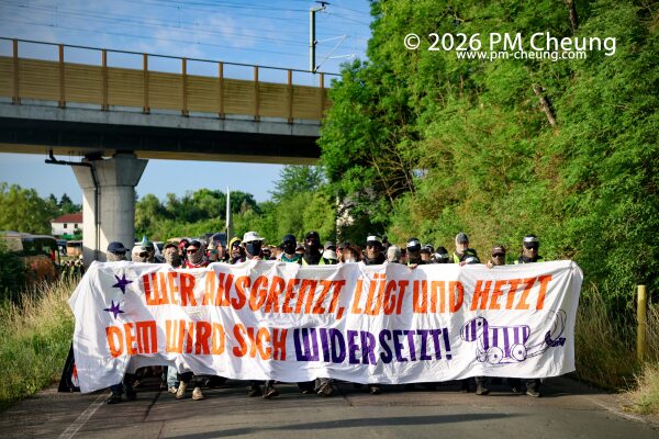 Auch in Erfurt-Bischleben kam es zu größeren Blockaden der Zufahrtswege. Auf diesem Bild ist ein Demonstrationsfinger zu sehen, diese führen ein Banner mit der Aufschrift "Wer ausgrenzt, lügt und hetzt. Dem wird sich widersetzt!"