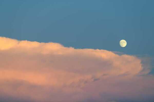 abendliche Wolken mit Mond