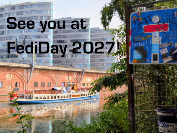 'See you at FediDay 2027!' Malerische Aussicht vom c-base Außenbereich auf ein Boot auf der Spree im Hintergrund, rechts am Ufer ein vollgestickertes Sackgassenschild.