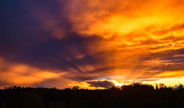 Farbige Wolken durch die tiefe Sonne
